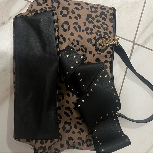 Closure type
Clamp
Outer material
Leather
Style
Tote Bag
Number of pockets
3 - Picture 9 of 9